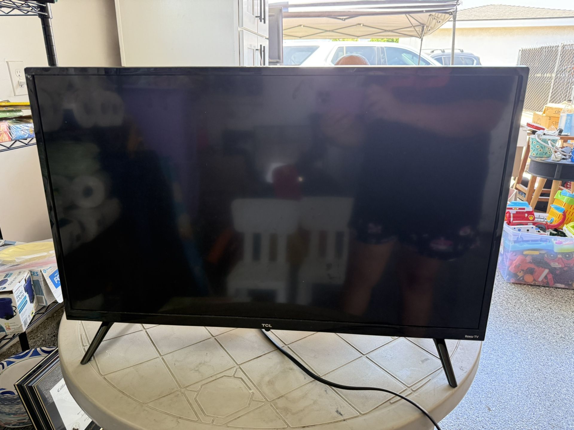 TCL Roku TV - 32 Inches