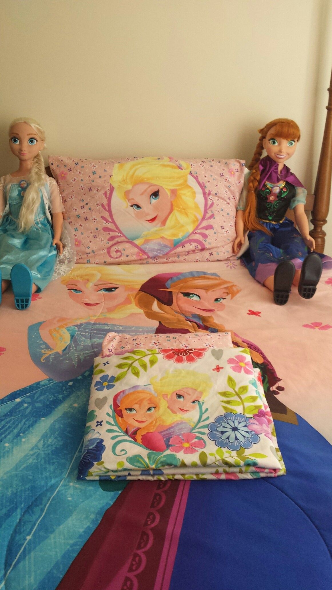 Frozen bedset, curtains, full size dolls