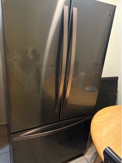 Refrigerator;freezer funciona perfecto arriba ya no hela