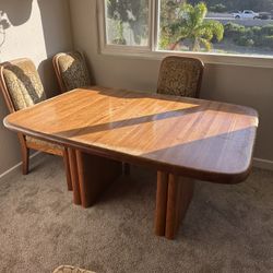 Wambold solid oak wood extendable table. Dining table, drop leaf, center leaf. Vintage classic table