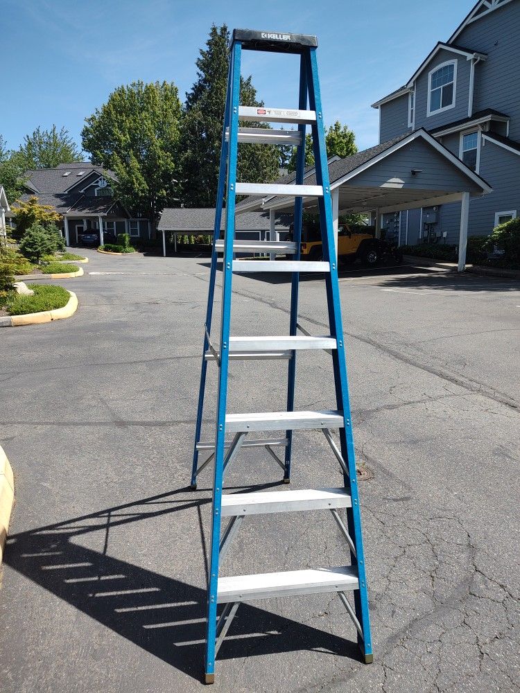 8 Foot Fiberglass Ladder Excellent Condition
