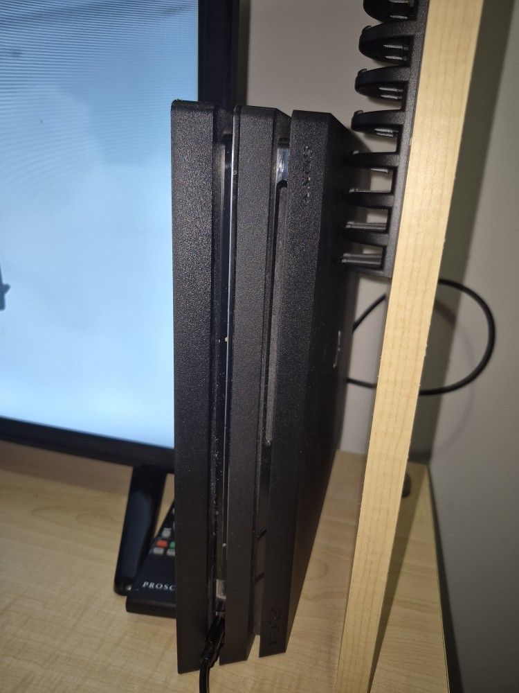 Ps4 Pro / Recliner Chair / Tv 28" No Smart / Computer Desk