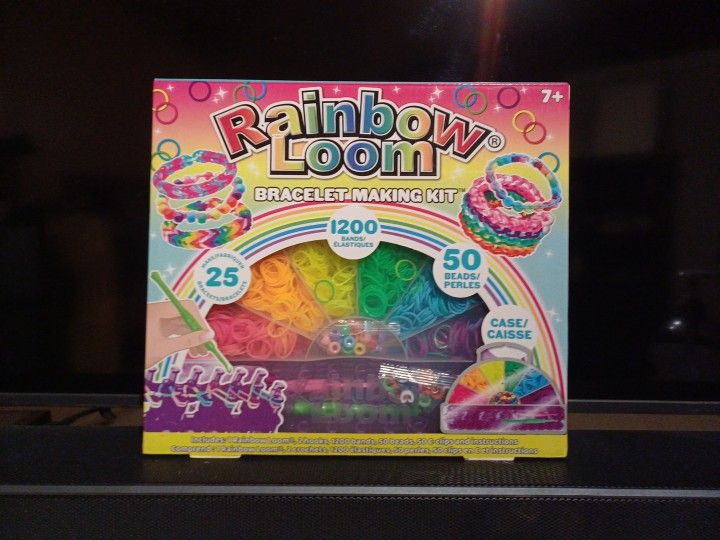 Girl Rainbow Loom 
