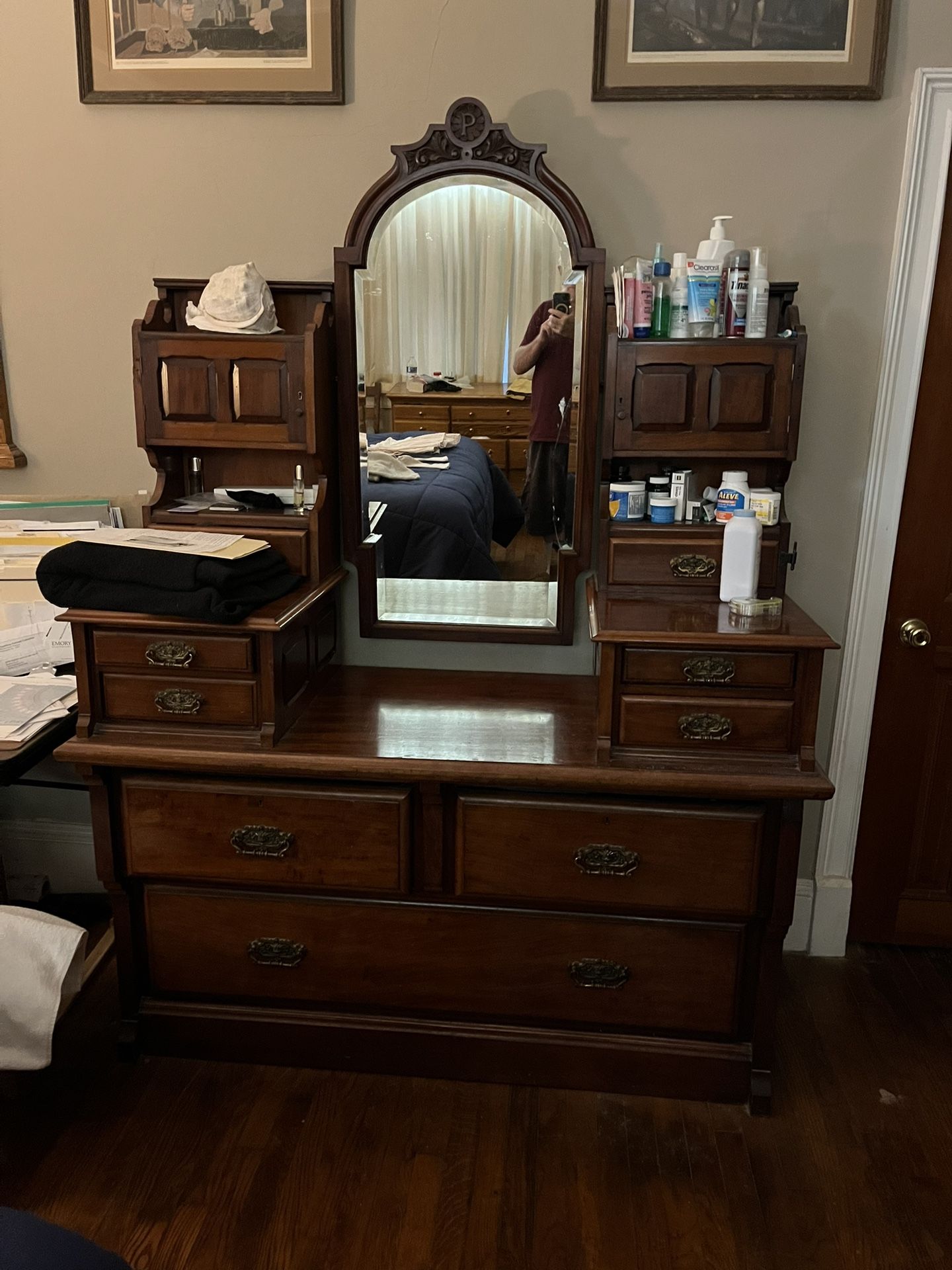 1920  Gentleman’s Dresser