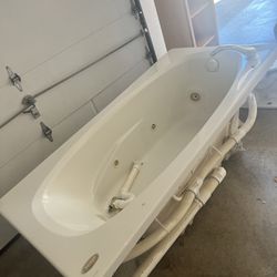 Jacuzzi Tub With Whirl Pool Effect!