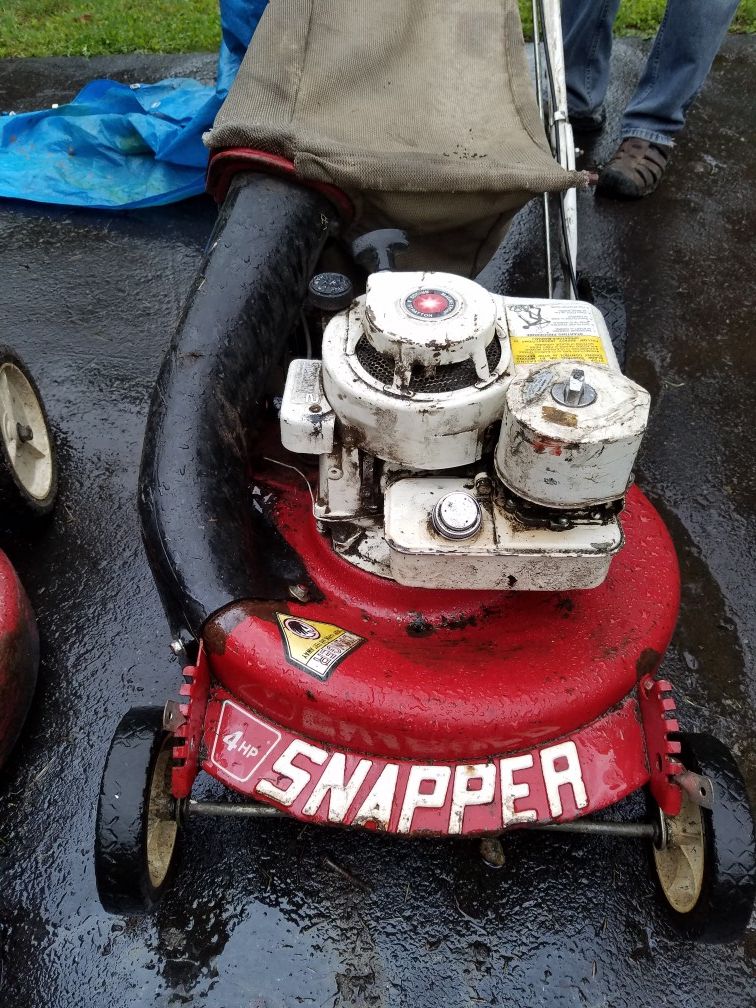 SNAPPER LAWN MOWER WITH BAGGER