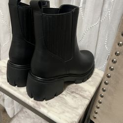 Black boots for women size 9 New never use