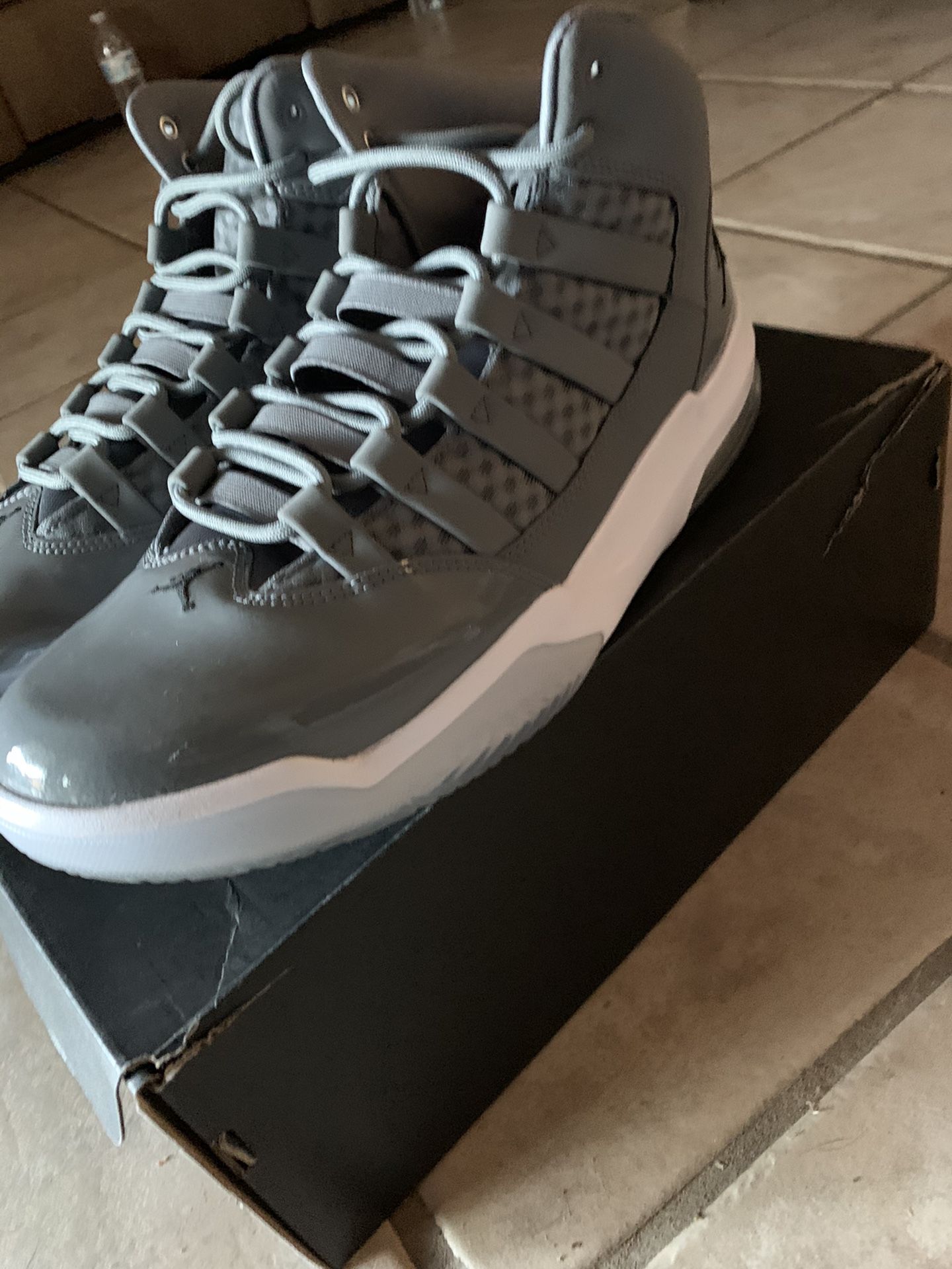 Jordan’s 2019 size 10 1/2 excellent condition.. wore them 5 times