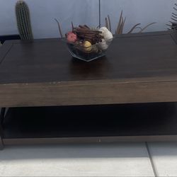 STEVE SILVER Coffee Table with Lift Top $150