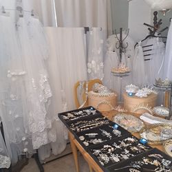 Wedding veils and accessories 