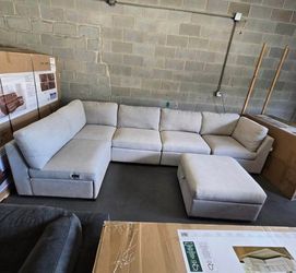 LIKE NEW! Rockford 6 Piece Modular Sectional Couch (FREE DELIVERY 🚚)