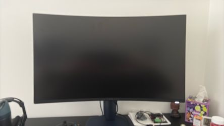 Alienware AW3225DM 32-inch gaming monitor with 1440p resolution and 180Hz refresh rate. Like-new condition