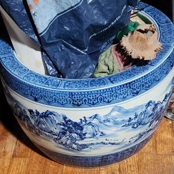 Chinese blue and white porcelain pot