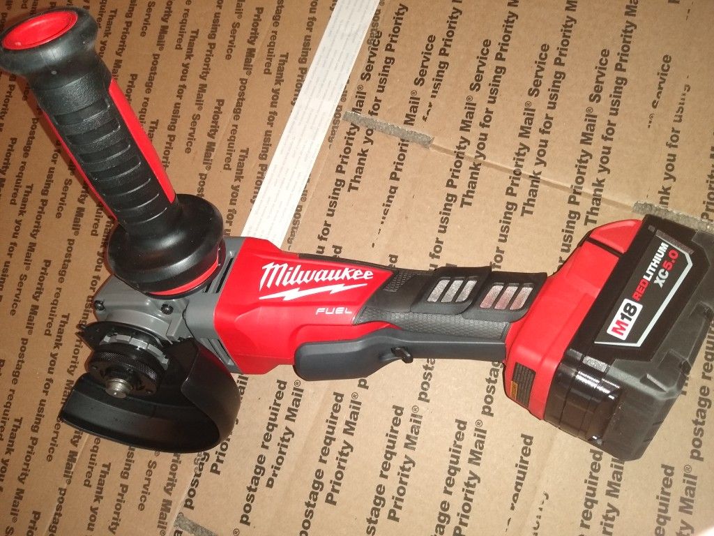 Milwaukee M18 FUEL 18-Volt Lithium-Ion Brushless Cordless 4-1/2 in. /5 in. Grinder W/ Slide Switch + M18 battery 5.0