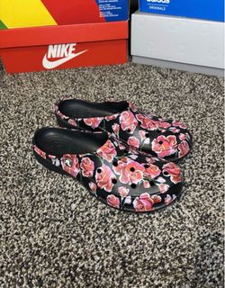 Women’s Crocs Graphic Rose Freesail Clogs 8.5