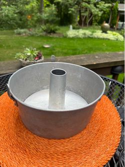 Angel food cake pan