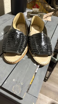 Women Chanclas (size 7)