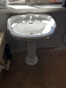Pedestal sink with faucets