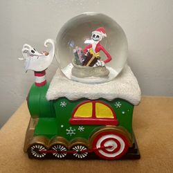 Timer before Christmas, musical snow globe