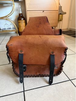 Leather motorcycle saddlebags