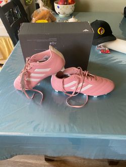 Adidas soccer cleat size 10.5 men