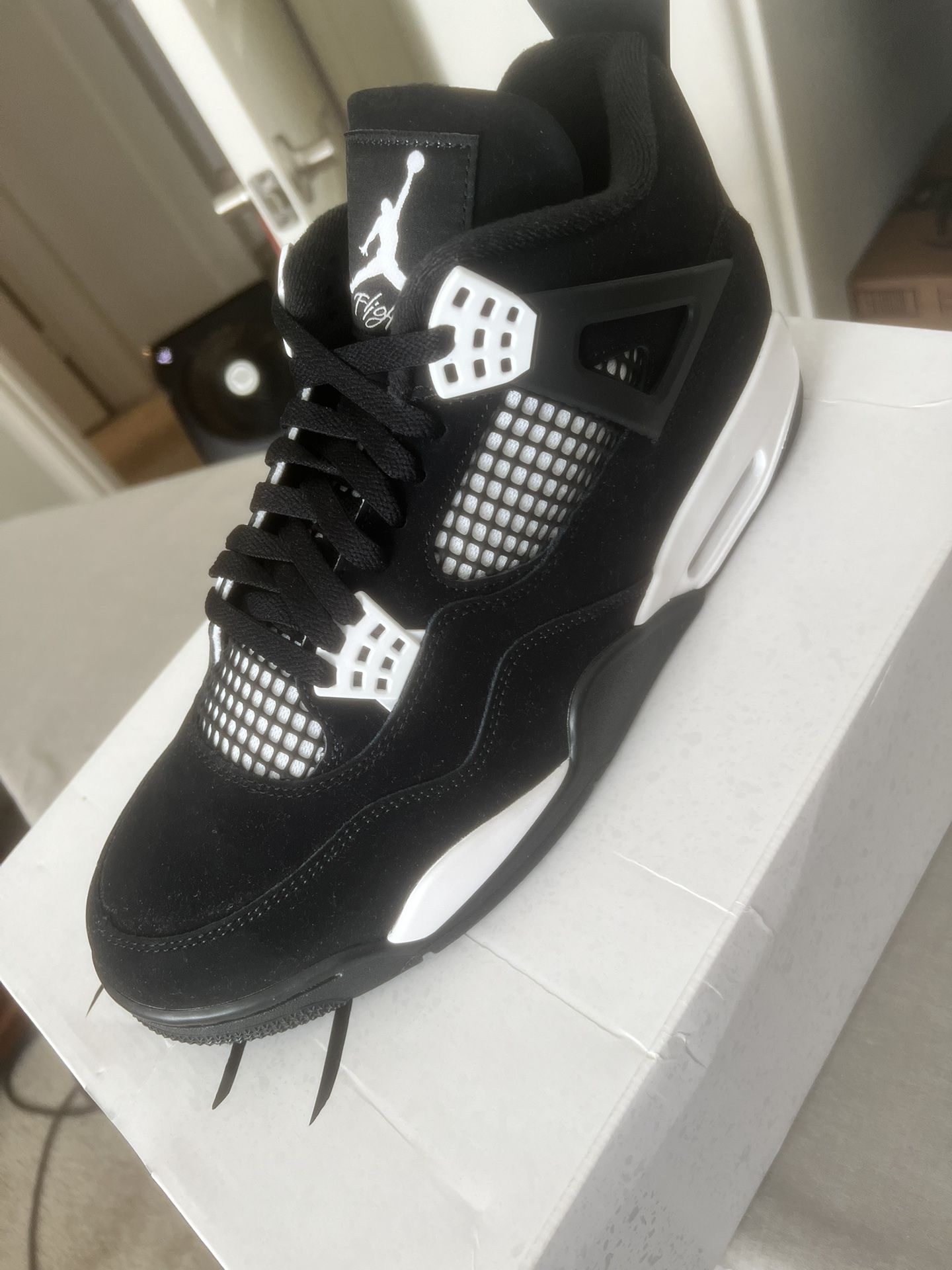 Jordan 4 White Thunder