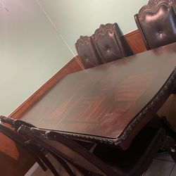 dinning table with 6 chairs 