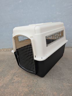 Large Plastic Pet Crate/kennel