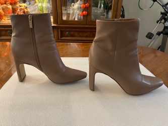 Women’s Unisa Jezzi Bootie Size 8.5M