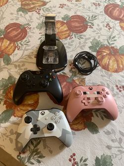 Xbox One Controllers with Charging Dock Bundle