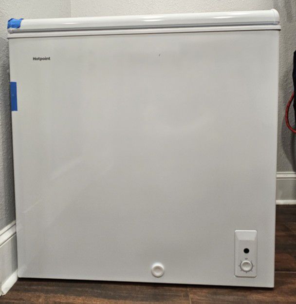 GE HOTPOINT 7.1 CU. FT. DEEP FREEZER (USED 6 MONTHS)