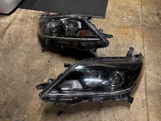 OEM 3rd gen 2018 Toyota Sienna SE black housing halogen headlights