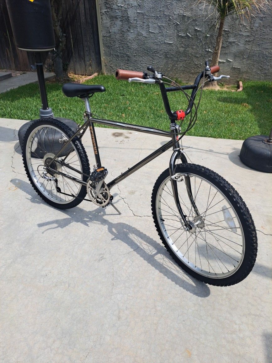 SCHWINN SIERRA BIKE EXELENT CONDITION TIRES SIZE 26" WITH 18SPEEDS READY TO RIDE