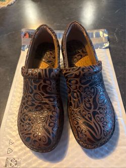 B.O.C. Women’s brown clogs size 8.5M