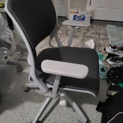 Global Desk Chair  Like New 