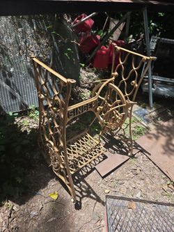 Classic Singer sowing machine pedal/base