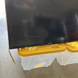 Samsung 32” TV With Wall Mount 