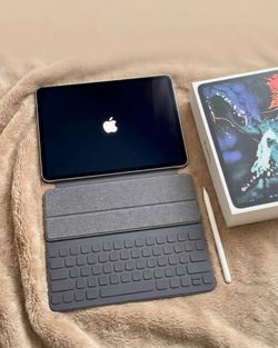 Apple iPad Pro 12.9" 3rd Gen 256GB Cellular + Smart Keyboard & Apple Pencil + Box
