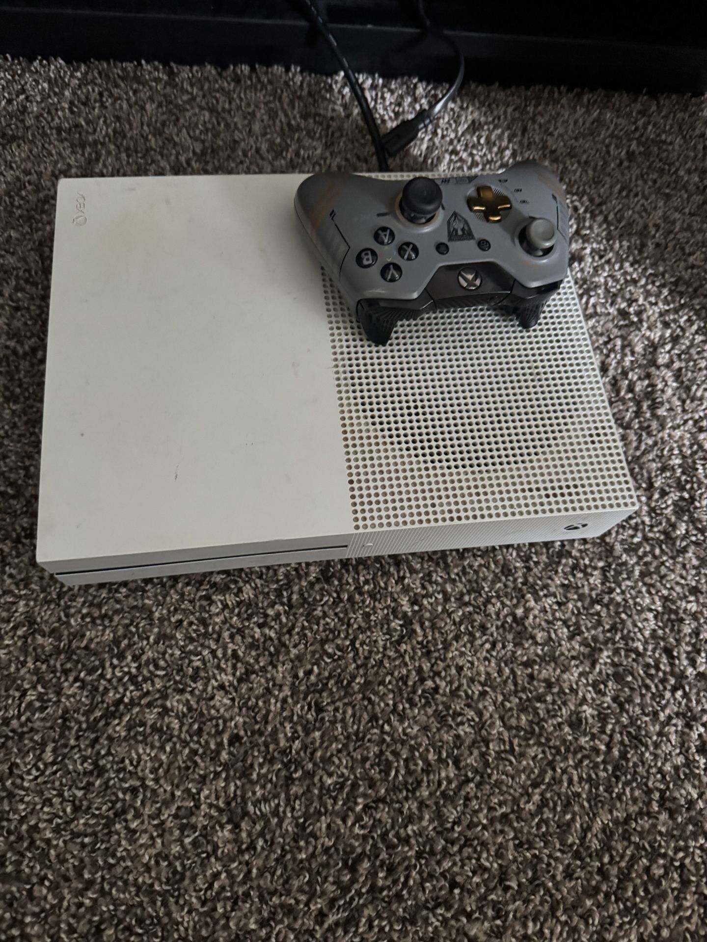 XBOX One S-White 500Gb With controller And game