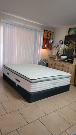 NEW QUEEN SIZE AVOCADO 🥑 PILLOWTOP MATTRESS AND BOXSPRING FOR SALE! IN EXCELLENT CONDITION, FREE DELIVERY