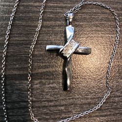 nice sterling silver 18” necklace & cross pendant  with 3  1/10 cttw of real diamonds (tested) made in Italy .925