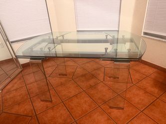 Glass dining table / Mesa de comedor en cristal