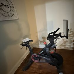 Peloton Bike RB1VQ - GREAT Condition 