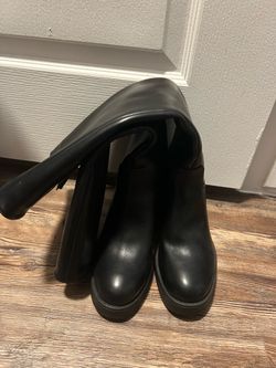Knee high black boot, size 6