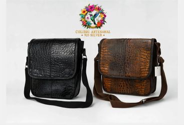 Bolso Artesanal de piel grabada estilo mensajero.