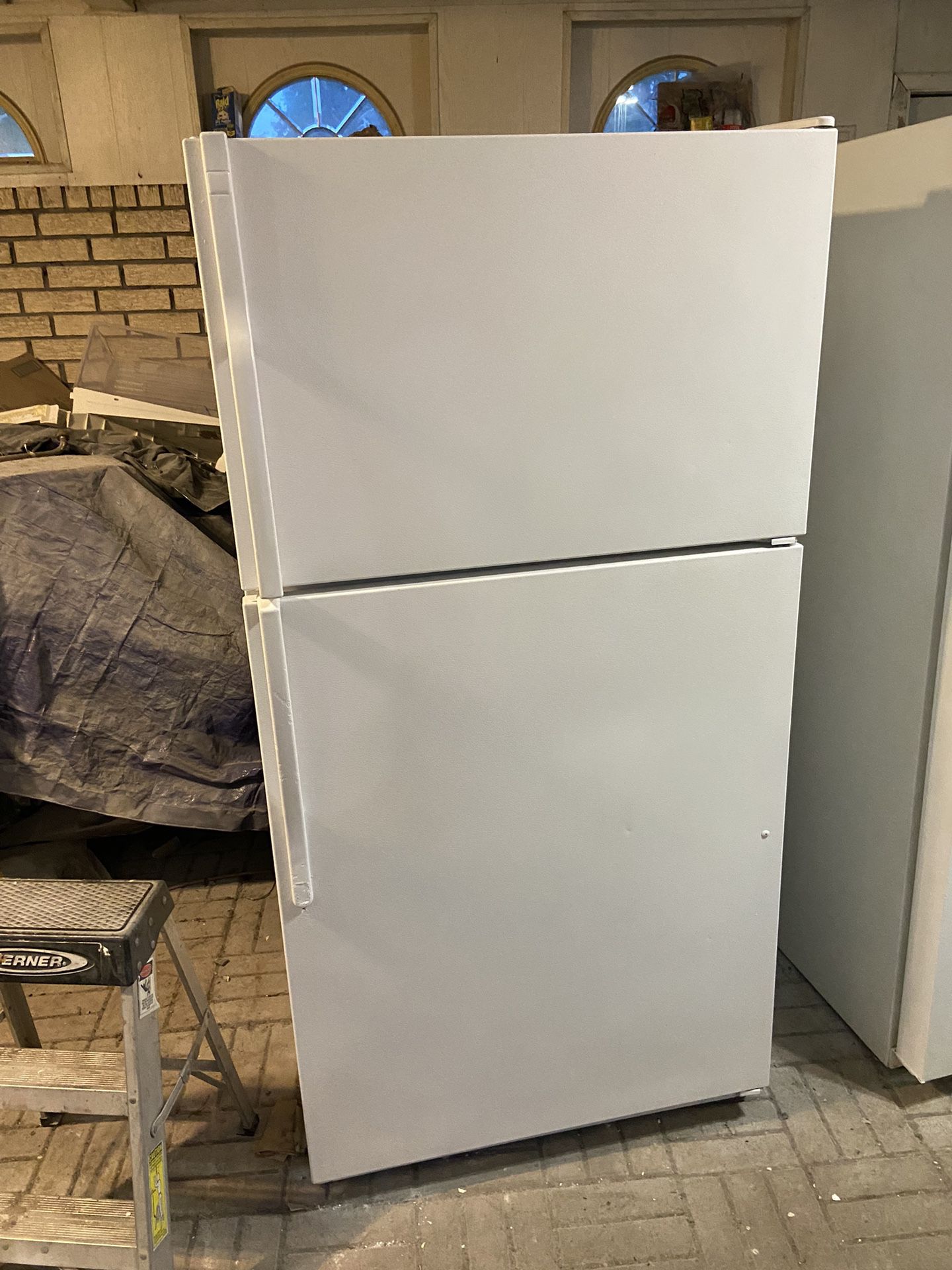 VERY LARGE 21 cu ft WHITE KENMORE FRIDGE,  RUNS FANTASTIC. IM IN MARRERO. TEXT ONLY!!!