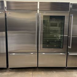 SUB ZERO 36”WIDE BUILT IN BOTTOM FREEZER REFRIGERATOR GLASS VIEW. 