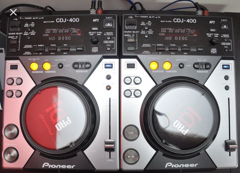 2 CDjs Pioneer 400 / 1 Mixer Pioneer DJM 800 / 1 Pioneer Case