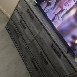 Bed Room Suit Brand New Less Than A Year Old 