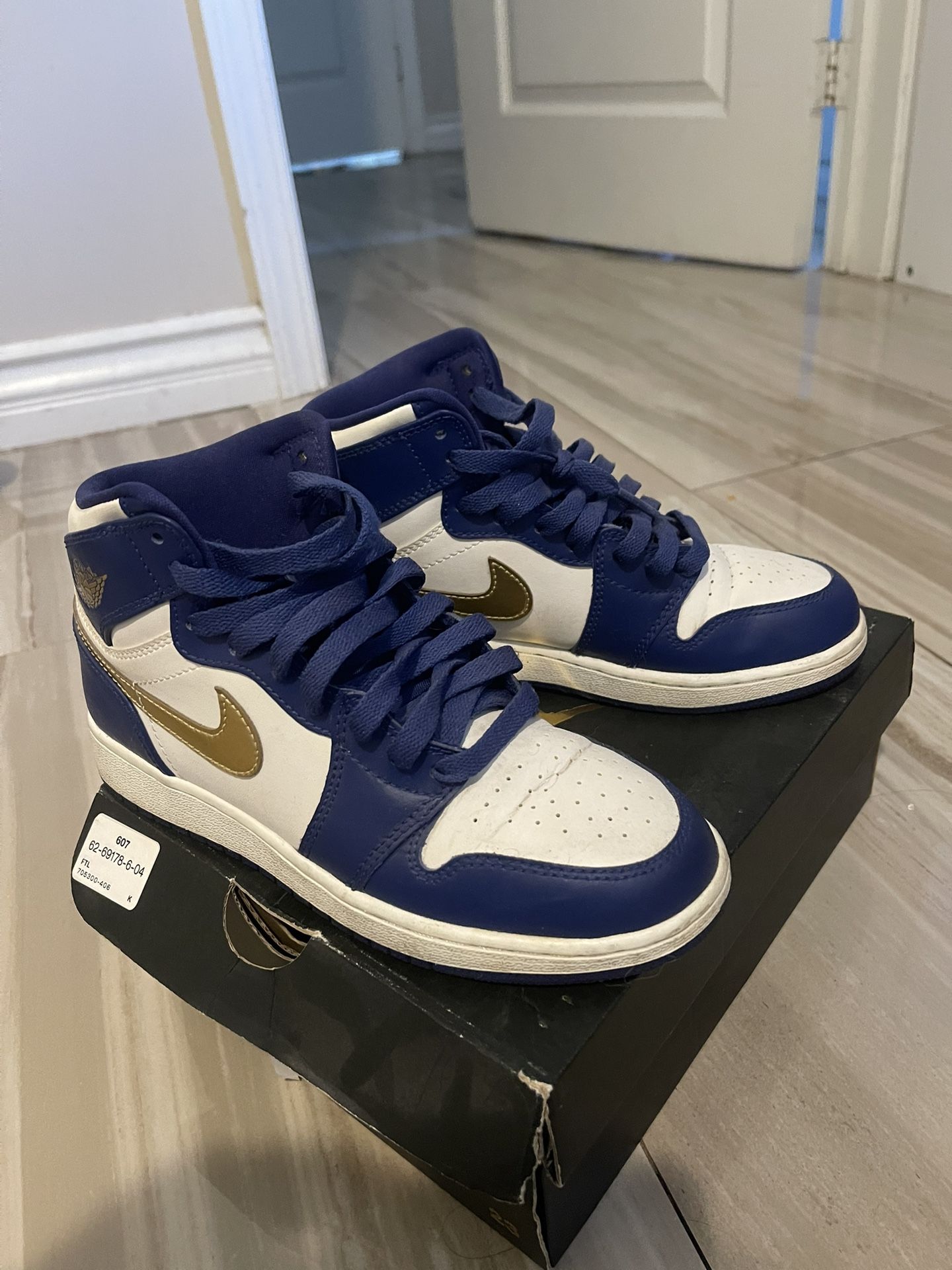 Air Jordan Retro High Mike